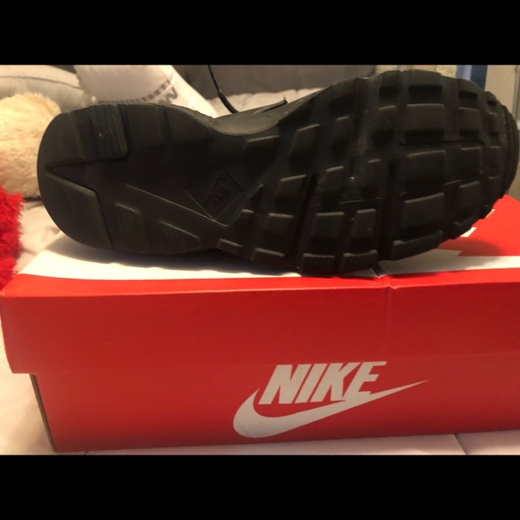 Nike Huarache Run
Black
Worn only a few times
Clean soles and bottoms - Picture 5 of 8